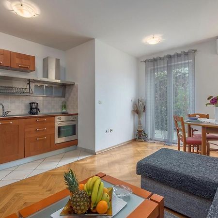 Apartment Amela Porec Bagian luar foto
