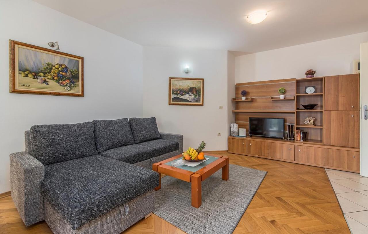 Apartment Amela Porec Bagian luar foto