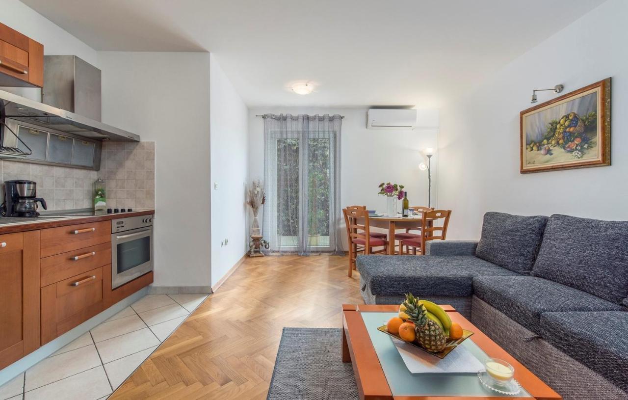 Apartment Amela Porec Bagian luar foto