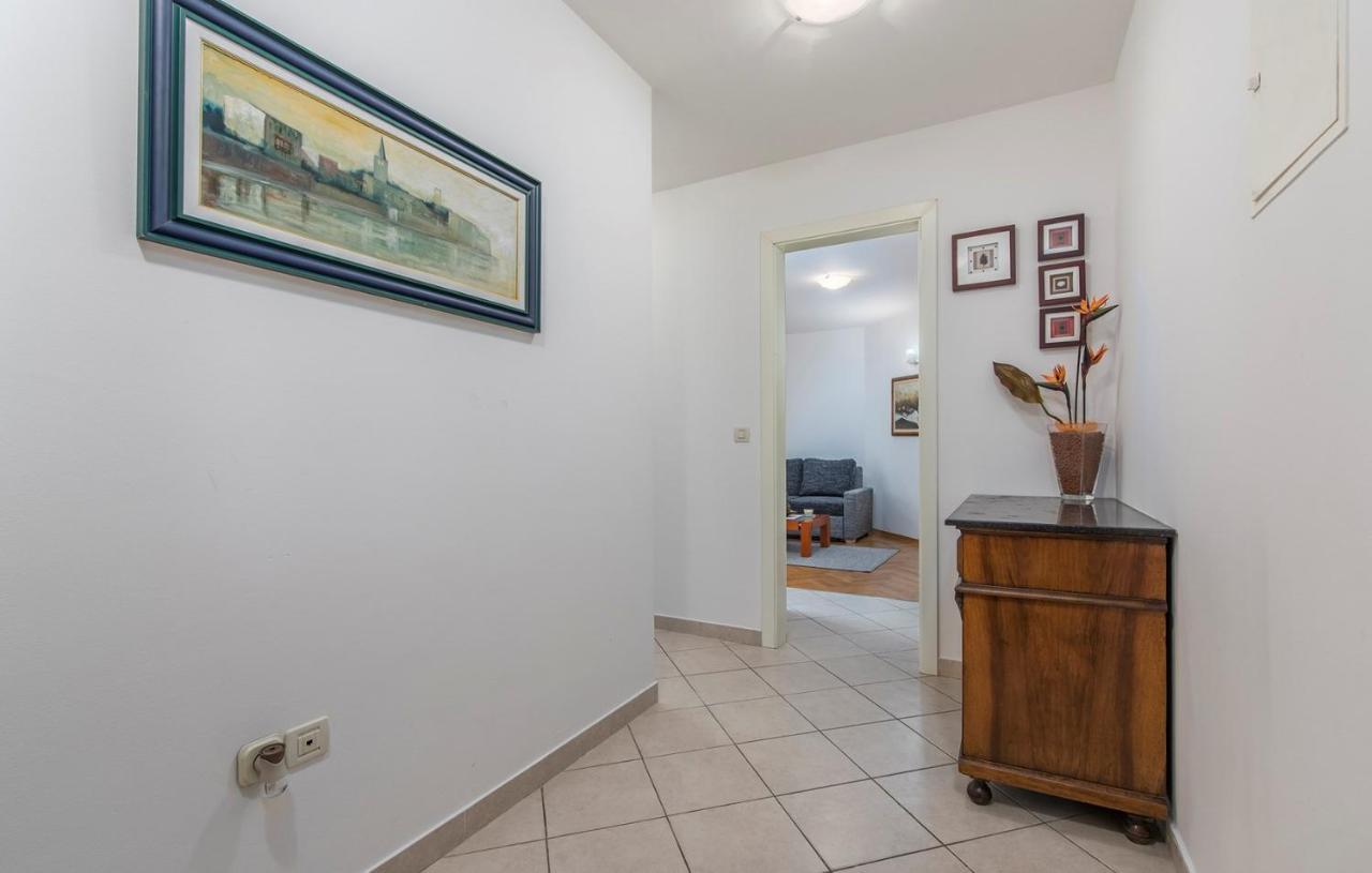 Apartment Amela Porec Bagian luar foto